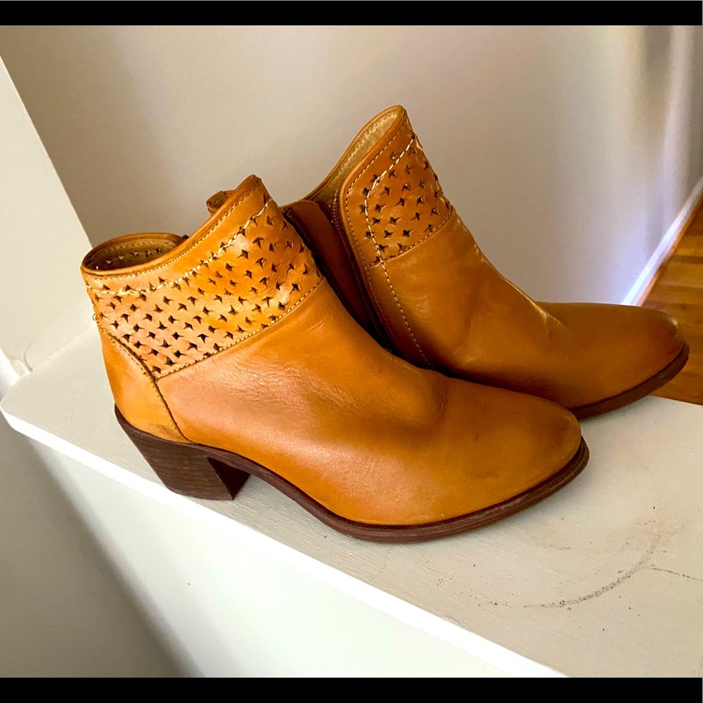 KDB Caramel semi distressed ankle booties sz 8.5